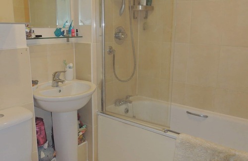 Finchley Apartment | Entire Apt - Lovely Clean 1 Bedroom in Leafy North London
