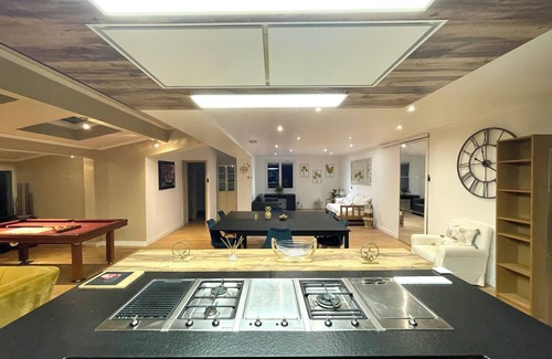 Cepet House | Entire cottage on large wooded plot Ideal for groups of up to 12 people