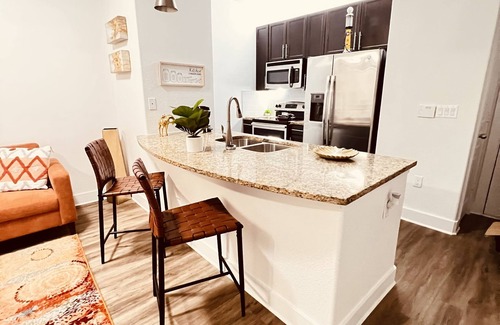Gateway Apartment | Entire Cozy Modern Get-Away (Arboretum/Domain)