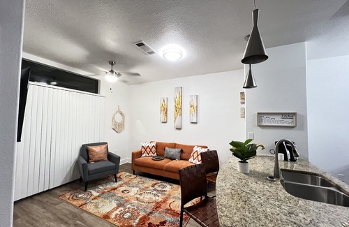 Gateway Apartment | Entire Cozy Modern Get-Away (Arboretum/Domain)