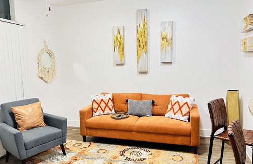 Gateway Apartment | Entire Cozy Modern Get-Away (Arboretum/Domain)