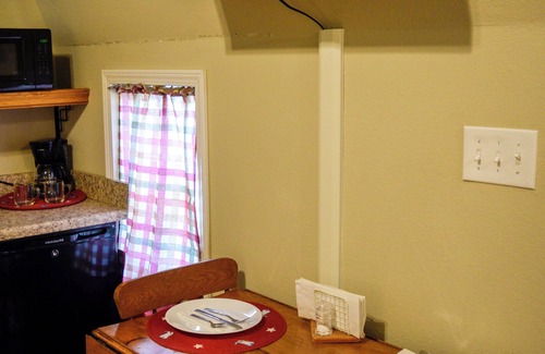 Jeddo House | Entire Davis Ranch Retreat! 6 in 1! Sleeps up to 14!