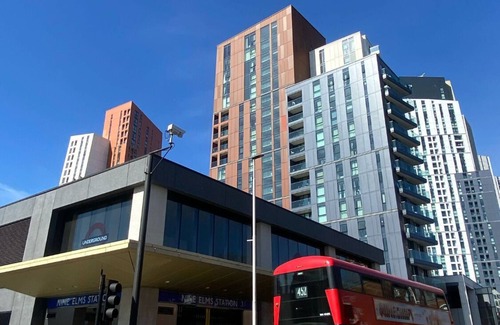 Stockwell Apartment | Entire Grand Apt - Centrally Located - Long Stay Discount - Parking