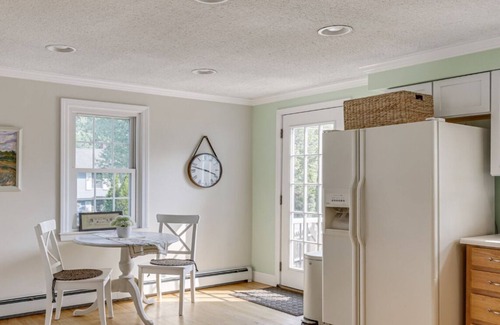 Southern Coast House | Entire Home In Saco Maine + GYM 3.5mil to Old Orchard Beach. Coastal Retreat!