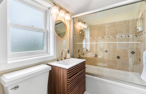 Northeast Yonkers House | Entire home with pool, gym, home theater, and much more…Only 10 min from NYC.