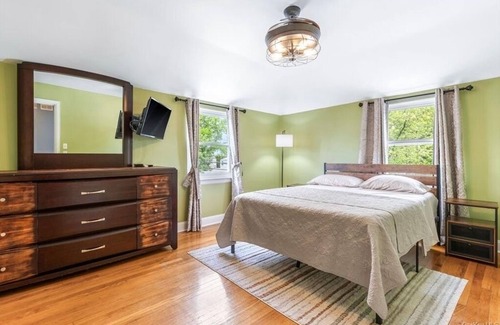 Northeast Yonkers House | Entire home with pool, gym, home theater, and much more…Only 10 min from NYC.