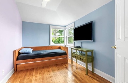 Northeast Yonkers House | Entire home with pool, gym, home theater, and much more…Only 10 min from NYC.