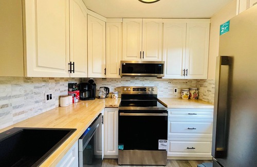 Fairfield House | Entire house 3BR, Pets, kitchen, Parking, Laundry, Large Fenced backyard, WiFi