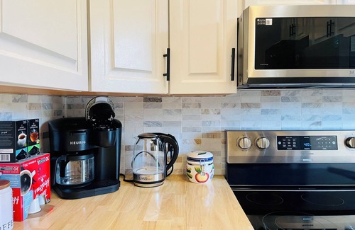 Fairfield House | Entire house 3BR, Pets, kitchen, Parking, Laundry, Large Fenced backyard, WiFi