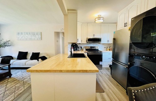 Fairfield House | Entire house 3BR, Pets, kitchen, Parking, Laundry, Large Fenced backyard, WiFi