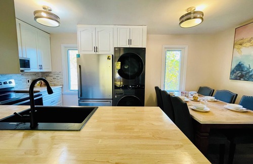 Fairfield House | Entire house 3BR, Pets, kitchen, Parking, Laundry, Large Fenced backyard, WiFi