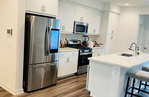 Anaheim Colony Historic District House | Entire House 6 Mins to Disneyland! Rooftop and Swimming Pool!
