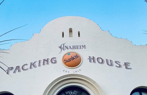 Anaheim Colony Historic District House | Entire House 6 Mins to Disneyland! Rooftop and Swimming Pool!