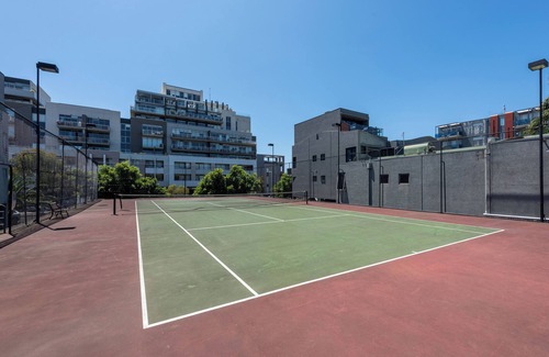 Port Melbourne Apartment | Entire House in Port Melbourne w/Parking & Pool