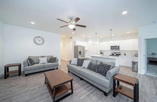 West Richland House | Entire place near wineries, BMX, sports & shopping