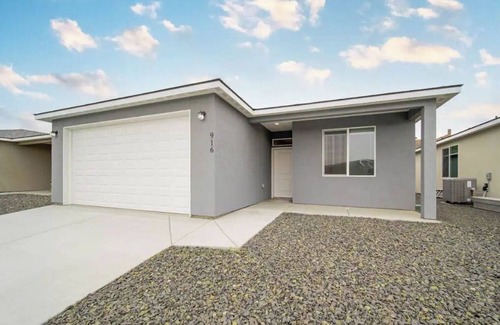 West Richland House | Entire place near wineries, BMX, sports & shopping