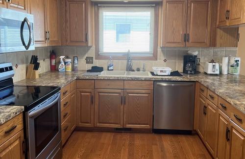 Lincoln House | Entire Premier Single House by 27th St & Pine Lake Rd, 14 Minutes to Downtown