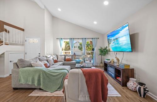 Rancho Penasquitos House | Entire Private Pool, King Bed, 2 Living Room, Gate Yard in Rancho, Available Now