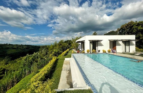 La Tebaida House | Entire Spacious and Private Villa/Minutes to Parque Del Café/Salento