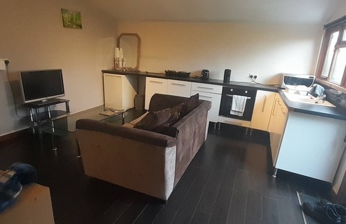 Bournemouth Cabin | Entire Spacious Cabin with Private Garden