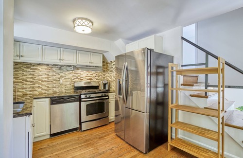 Nauck House | Entire Townhouse In Arlington | Free Parking