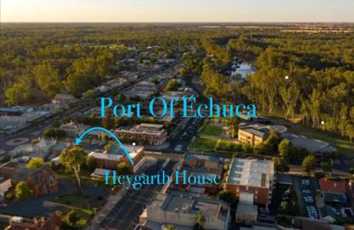 Echuca Apartment | Entire Townhouse in Heart of Echuca's Port CBD - Treehouse Hideouts - 15 guest capacity