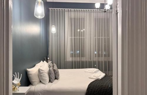 Echuca Apartment | Entire Townhouse in Heart of Echuca's Port CBD - Treehouse Hideouts - 15 guest capacity