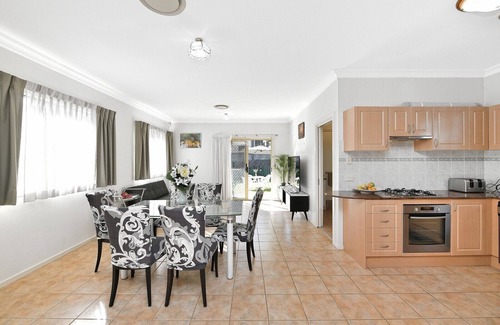 Bexley North House | Entire Two Storey House 4/5BR Close to Train Station Airport and Sydney CBD