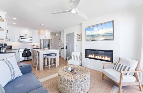 Mission Beach House | Entire Upper Oceanfront Masterpiece with Rooftop