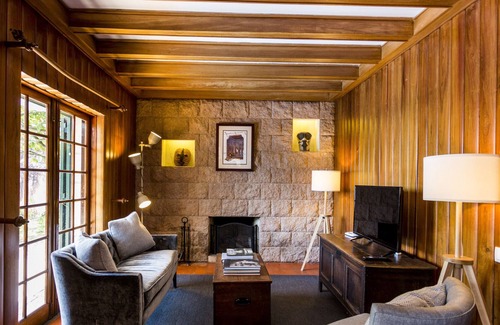 Malveira da Serra Villa | Entre Rochas Pool House by CadenzaLux
