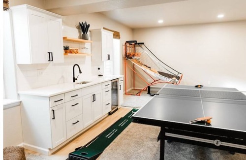 Johnstown House | Epic 6BR Getaway Theater Hot Tub Sleeps 16+