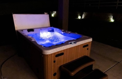 Johnstown House | Epic 6BR Getaway Theater Hot Tub Sleeps 16+