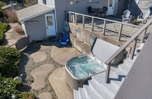 Home House | Epic Views: Hot Tub, 3BR/3BA, Sleeps10, Remote Retreat!