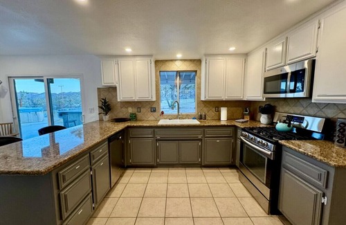Joshua Tree House | Epic Views, Huge House, Acres of J-Trees to explore + Hot Tub, Pool, AC & Golf!