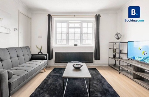 Epsom Apartment | Epsom Racecourse Retreat with Private Parking