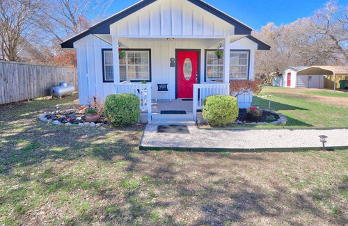 Johnson City House | Equilibrium - Close to wineries with Hot tub!