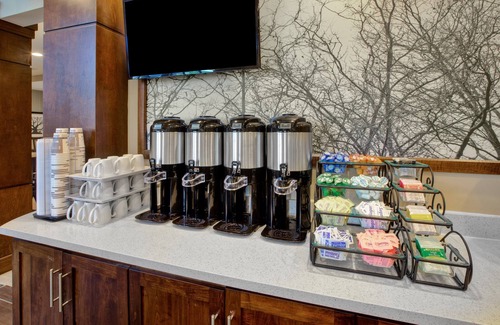Benton Harbor Condo | Equipped Studio | Free Daily Breakfast, Indoor Pool + Fitness Center