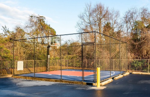 Oak Apartment | Equipped Studio | Top Location, Gym Access + Pool