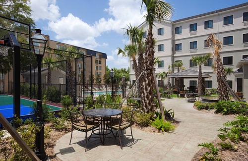 Lafayette Condo | Equipped Suite | Free Daily Breakfast, Outdoor Pool + Hot Tub Access