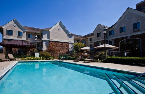 Utica Condo | Equipped Suite | Free Daily Breakfast, 24h Business Center + Seasonal Pool