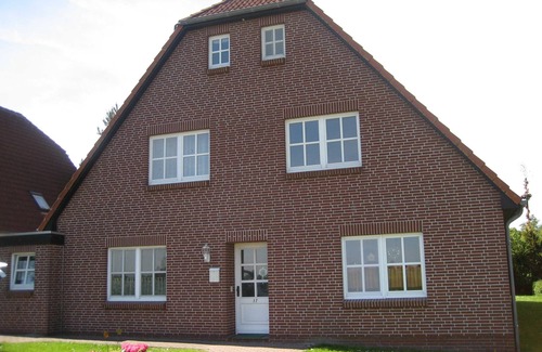 Dornum Apartment | Erdgeschoßwohnung Friesenperle mit Terrasse und Garten