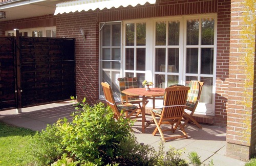 Dornum Apartment | Erdgeschoßwohnung Friesenperle mit Terrasse und Garten