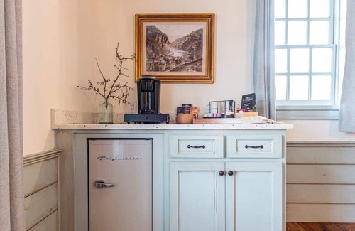 Waco House | Erie Canal Suite - The Mohawk Valley House