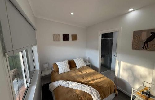 Australind Apartment | Erin's Bunker Charming Chalet next to Golf Club