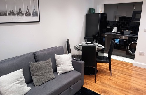 Erith Cabin | Erith 1-Bed, Sleeps 3, 2 Mins to Station