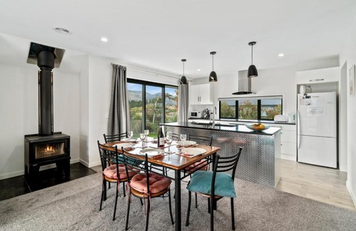 Lake Hawea House | Erskine Place - Lake Hawea Holiday Home