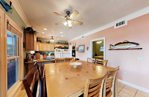Crystal Beach House | Escape | Ocean View l Large Deck | Sleeps 10