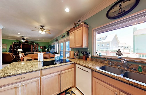 Crystal Beach House | Escape | Ocean View l Large Deck | Sleeps 10