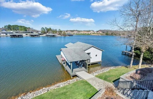 Moneta House | Escape Paradise! Gentle slope to the water, firepit, water skis, paddleboards