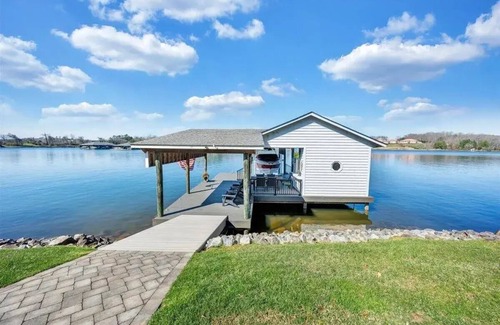 Moneta House | Escape Paradise! Gentle slope to the water, firepit, water skis, paddleboards